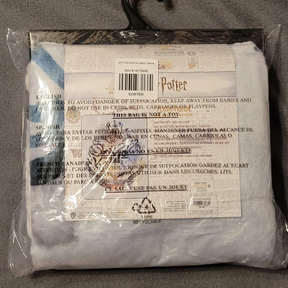 Harry Potter Hogwarts Crest Plush Throw - Picture 3 of 4